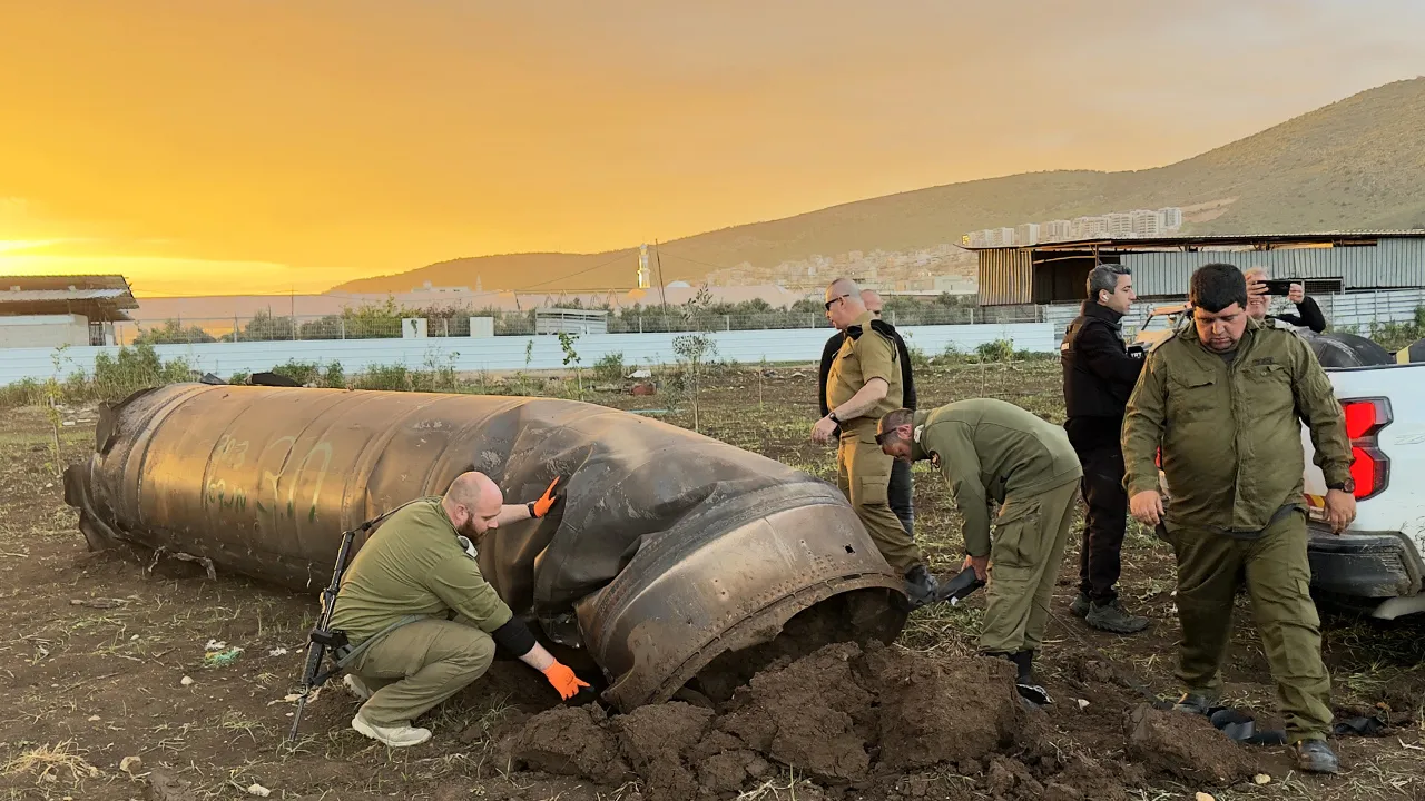 İran'dan fırlatılan misilleme füzesinin parçası İsrail'in kuzeyindeki Kefr Manda bölgesine düştü