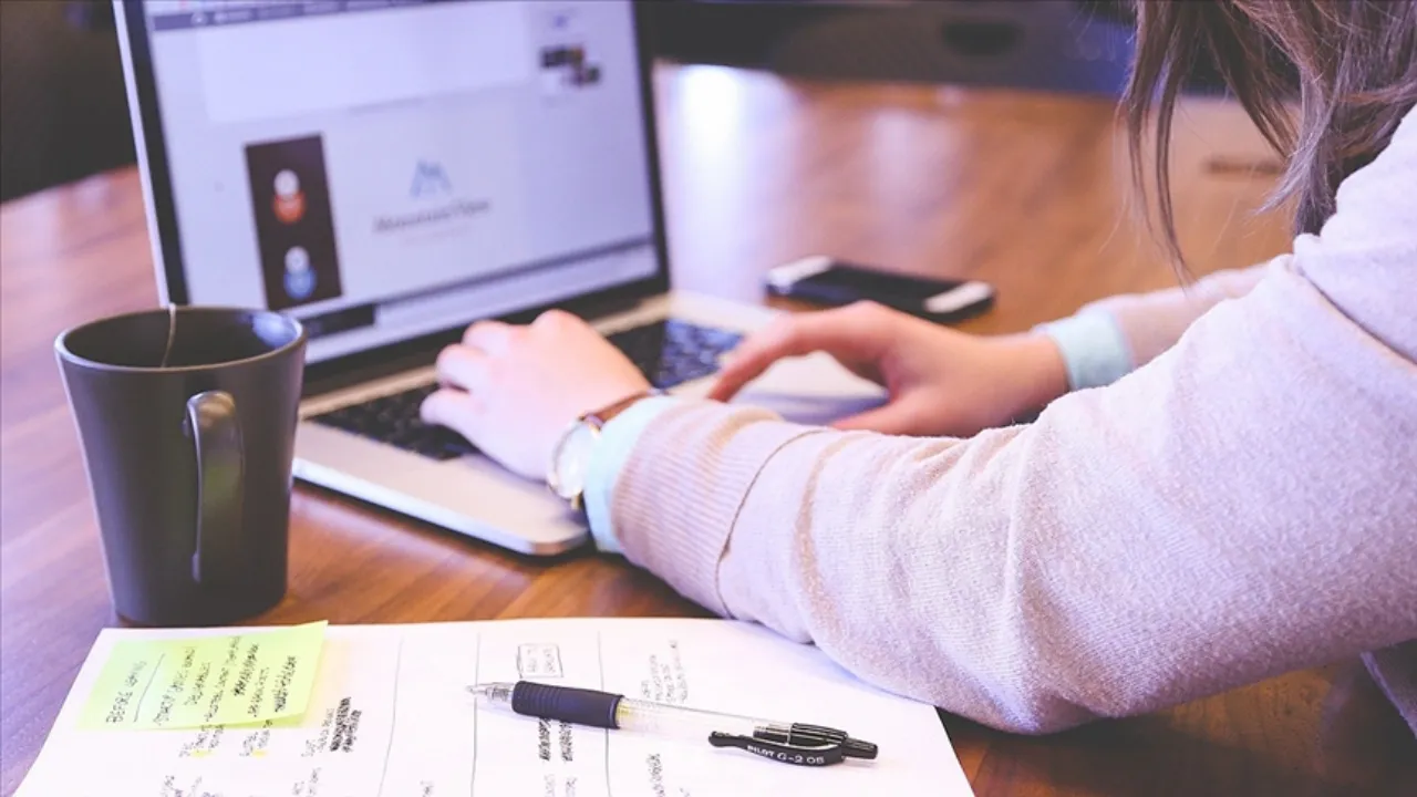 Kamu çalışanlarına cuma günü zorunlu uzaktan çalışma modeli! Endonezya'dan enerji krizine karşı adım