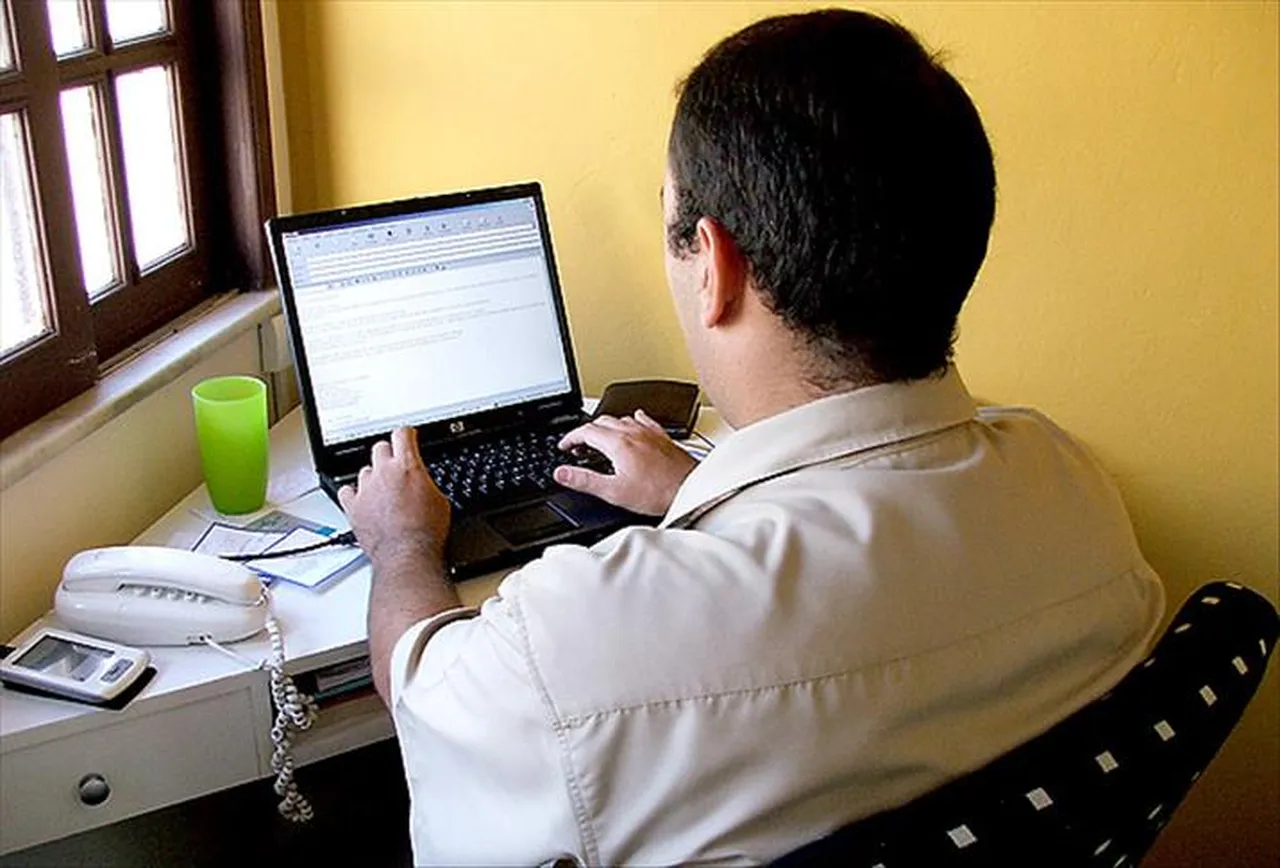 Kamu çalışanlarına cuma günü zorunlu uzaktan çalışma modeli! Endonezyadan enerji krizine karşı adım