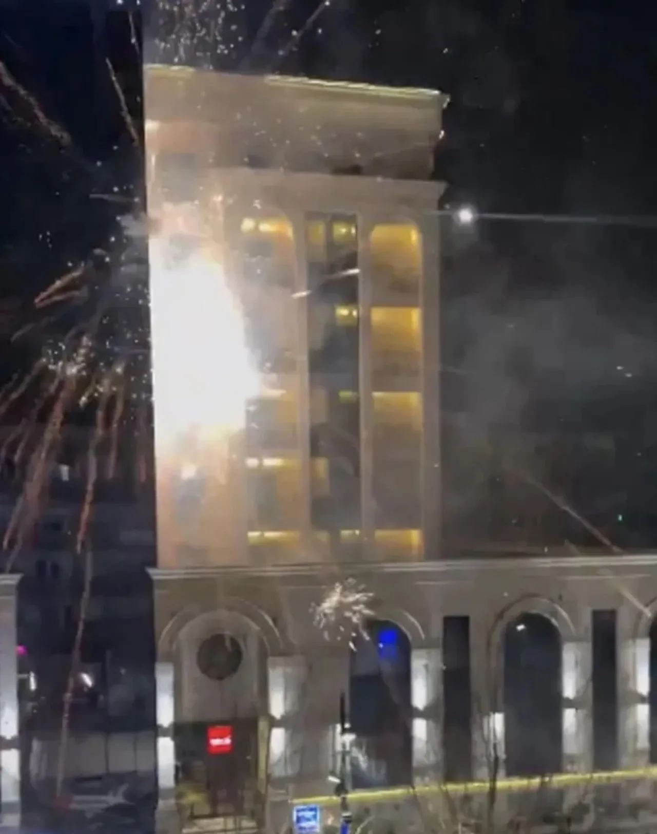 Kosova'da Türk Milli Takımı'nın kaldığı otele havai fişek atıldığı anlar böyle görüntülendi.