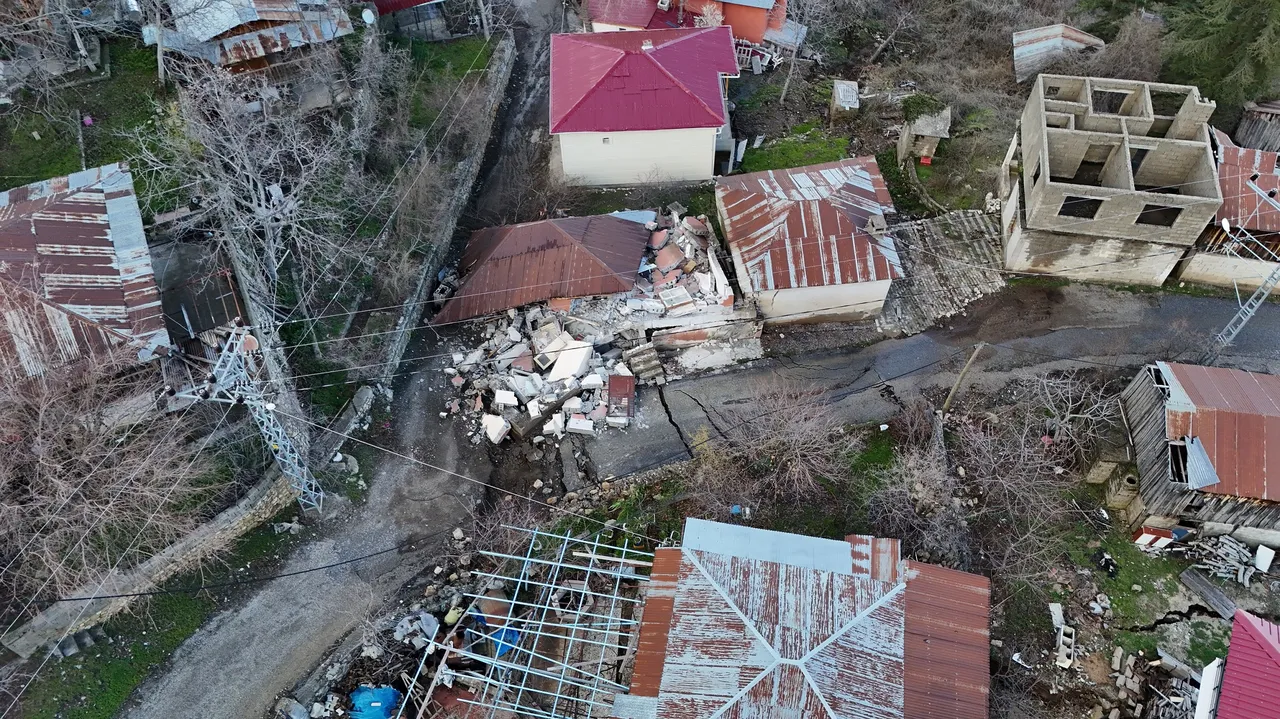 Mersin’deki heyelanda ilk rapor! 65 hasar gördü