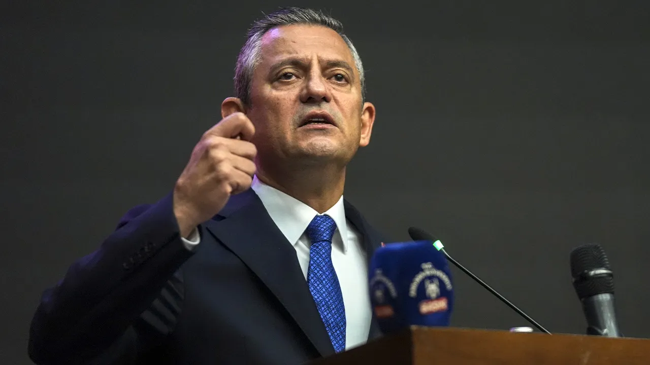 Özgür Özel'den şaşırtan hamle! Gece yarısı 2 kritik ismi takipten çıkardı