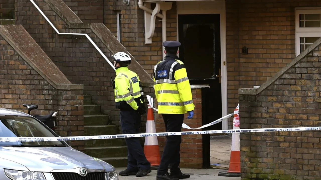 Patlayıcı yüklü aracı karakola sürmesi zorlandı! Kuzey İrlanda'da kurye faciaya engel oldu 