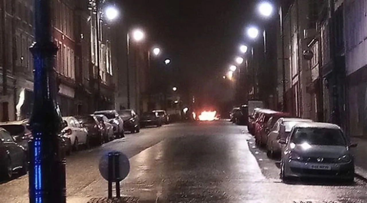 Patlayıcı yüklü aracı karakola sürmesi zorlandı! Kuzey İrlanda'da kurye faciaya engel oldu