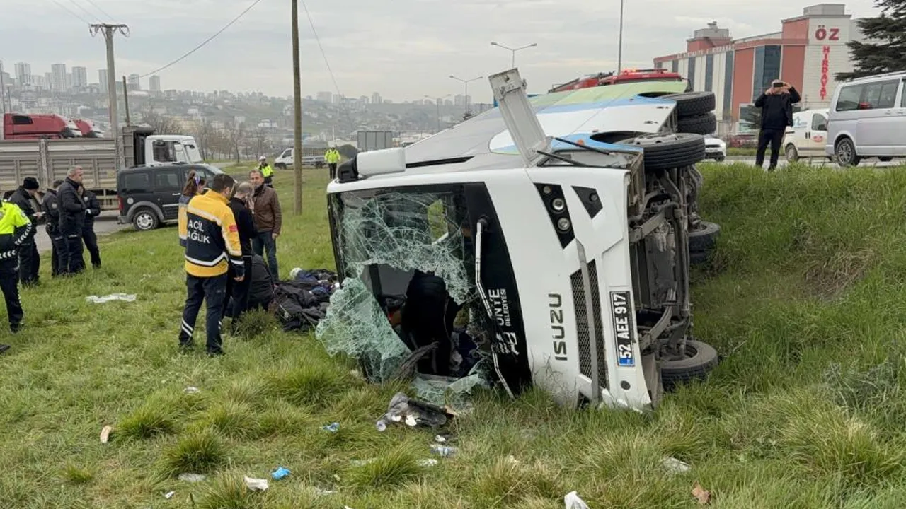 Samsun'da öğrenci midibüsü devrildi! Yaralılar var