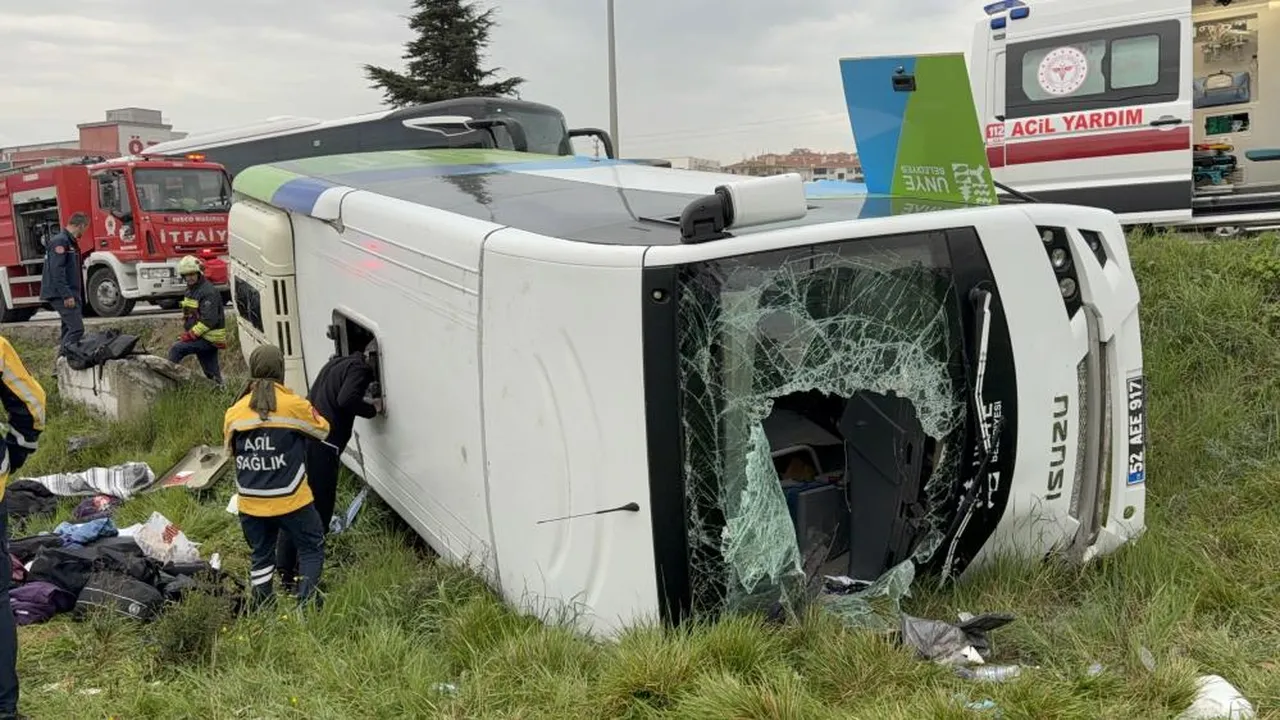 Samsun'da öğrenci midibüsü devrildi! Yaralılar var