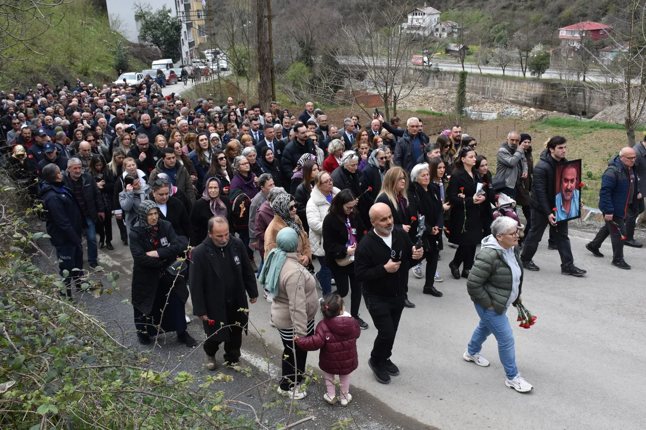 Şarkıcı Volkan Konak’ın birinci ölüm yıl dönümünde duygulandıran mezar ziyareti