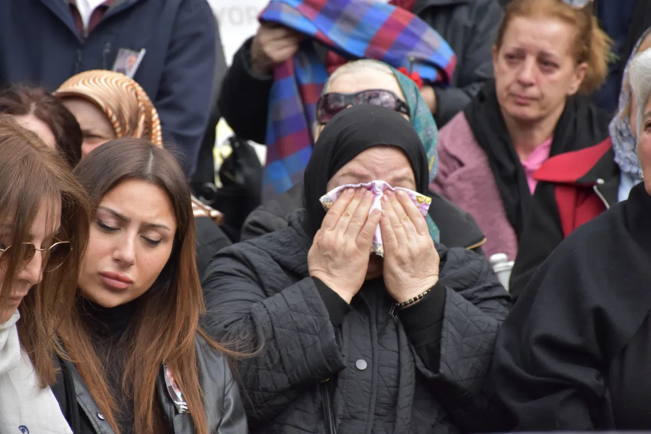 Şarkıcı Volkan Konak’ın birinci ölüm yıl dönümünde duygulandıran mezar ziyareti