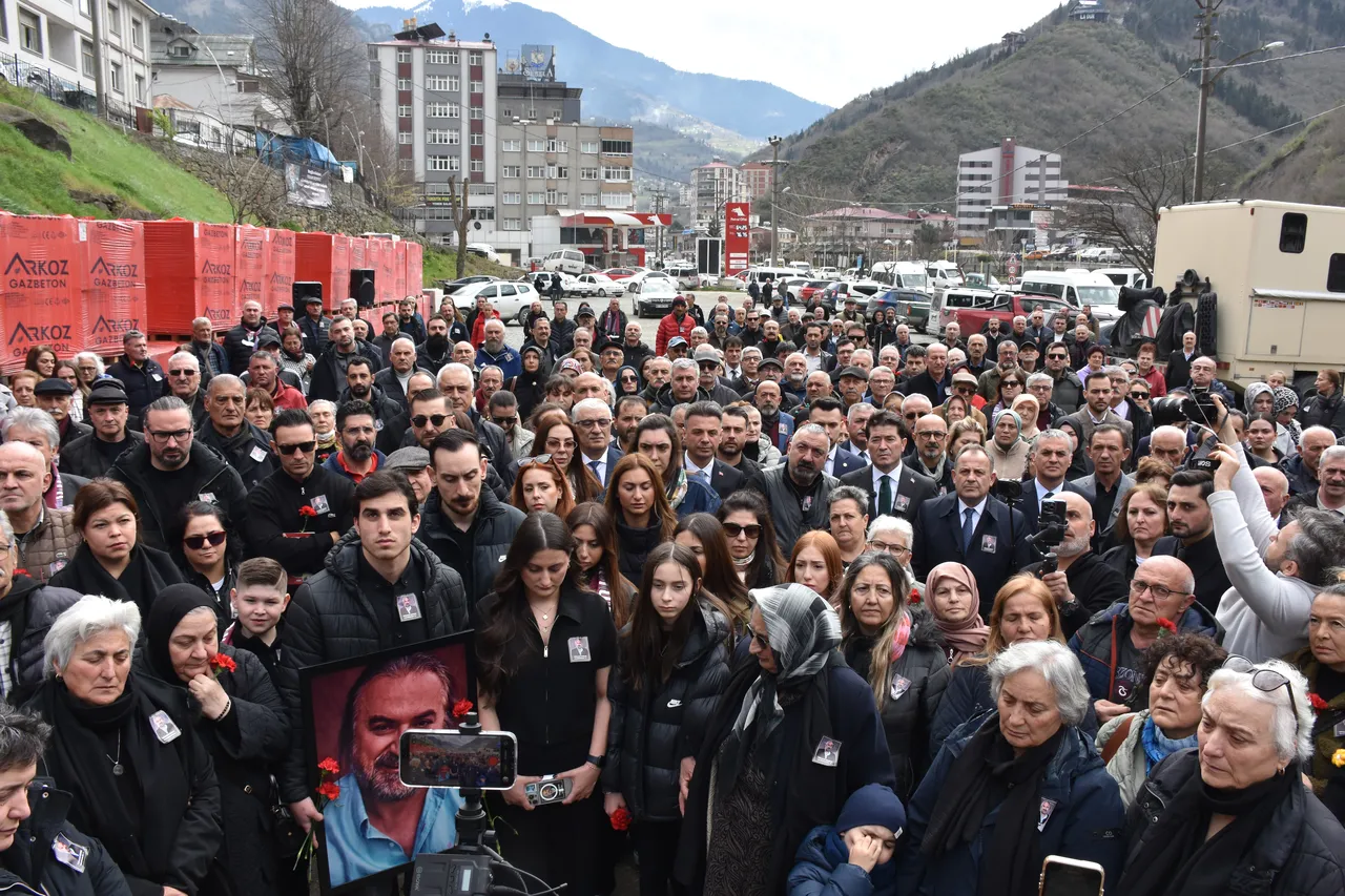 Şarkıcı Volkan Konak’ın birinci ölüm yıl dönümünde duygulandıran mezar ziyareti