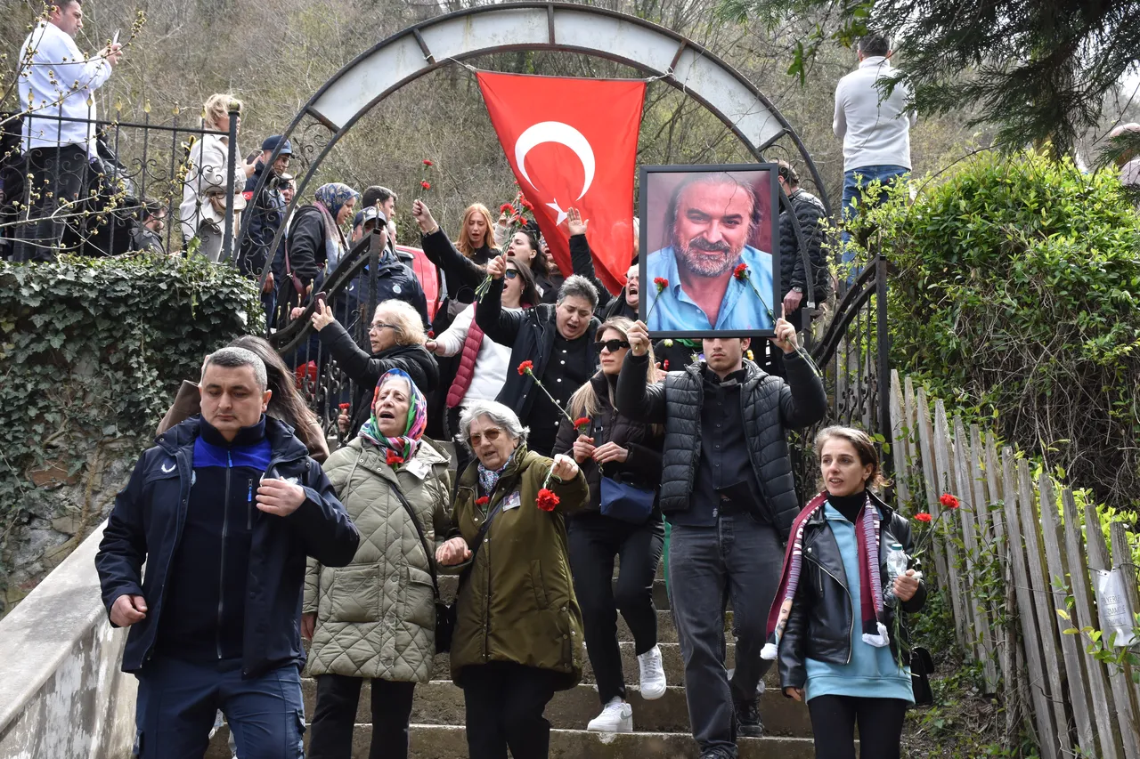 Şarkıcı Volkan Konak’ın birinci ölüm yıl dönümünde duygulandıran mezar ziyareti
