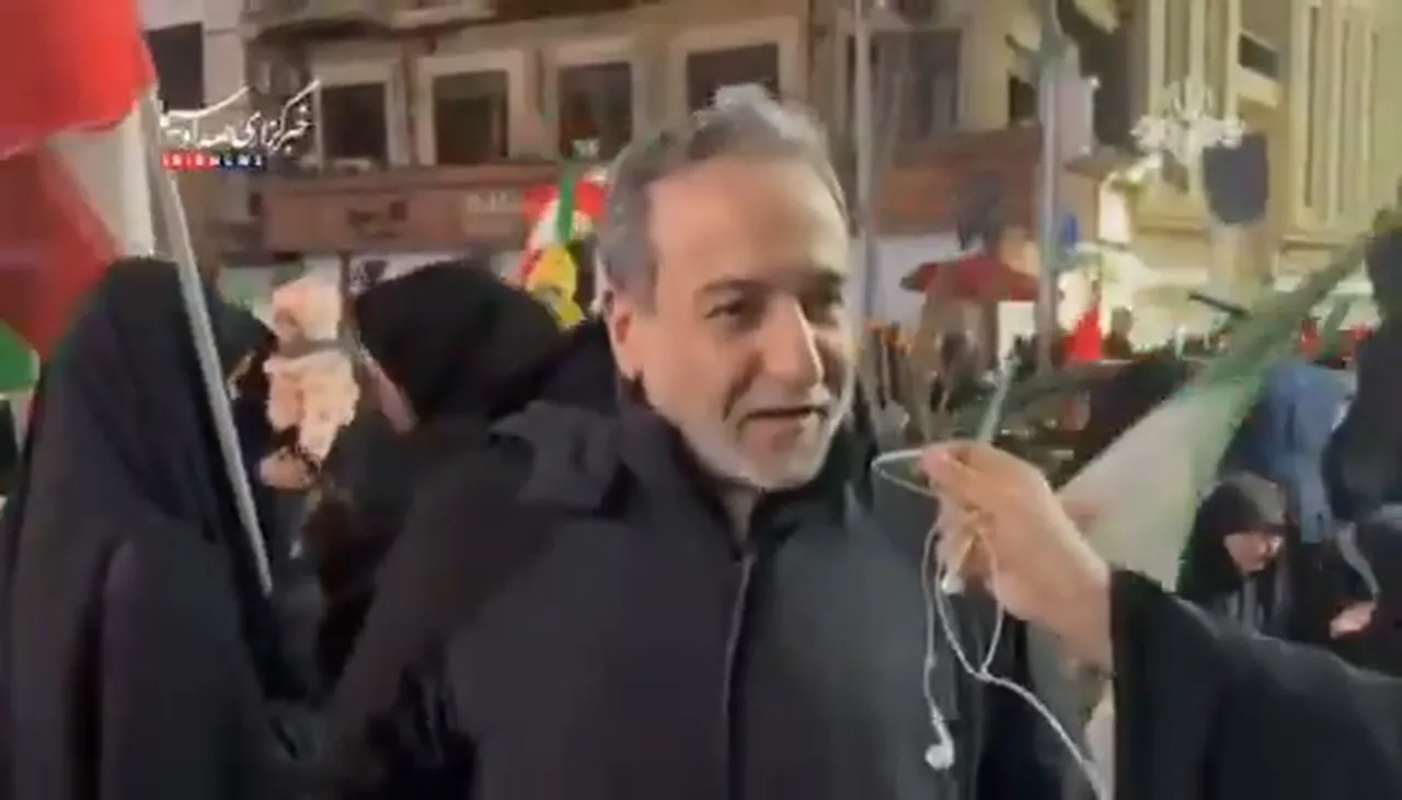 Tahran'da gövde gösterisi: Pezeşkiyan ve Arakçi halkla meydanlarda