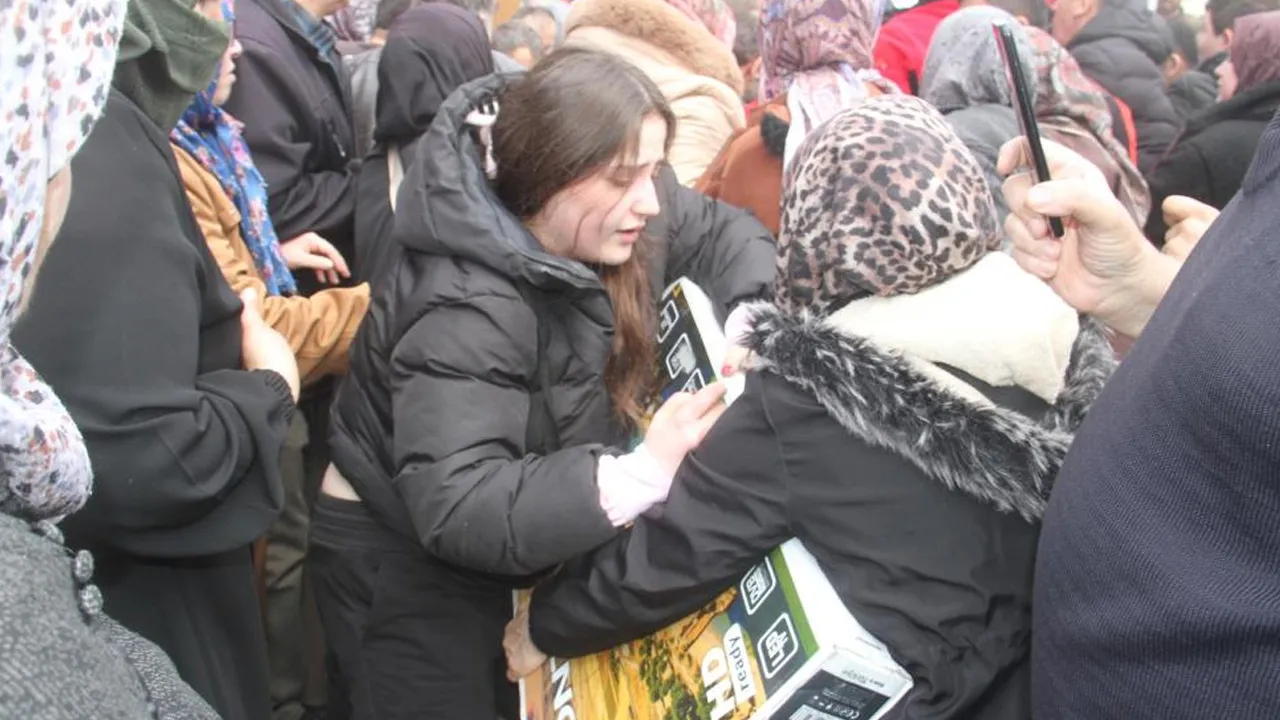 Ucuz olduğunu duyan koştu! Mağaza tıklım tıklım dolunca izdiham yaşandı
