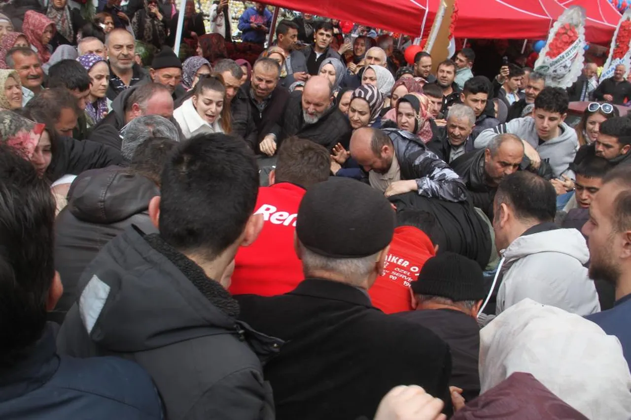 Ucuz olduğunu duyan koştu! Mağaza tıklım tıklım dolunca izdiham yaşandı