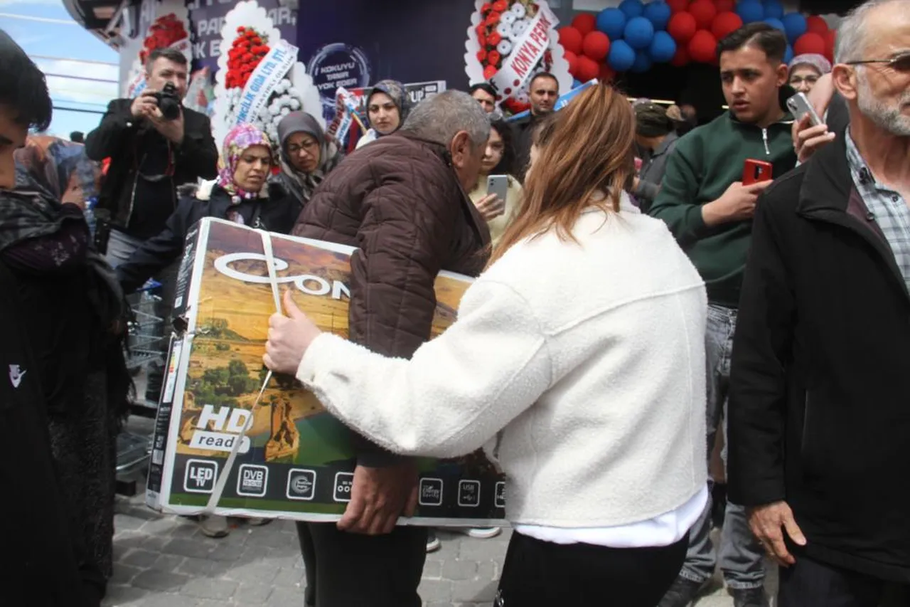 Ucuz olduğunu duyan koştu! Mağaza tıklım tıklım dolunca izdiham yaşandı