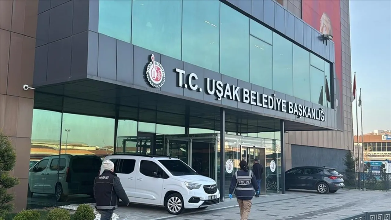 Uşak Belediye başkanı Özkan Yalım görevden uzaklaştırıldı