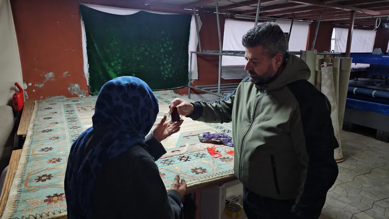 Zonguldak'ta dürüst esnaf halının arasından çıkan altınları sahibine teslim etti