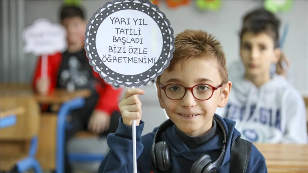 13 Mart okullar tatil mi, yoklama alınacak mı, ders işlenecek mi? 2026 ikinci ara tatile geri sayım başladı!