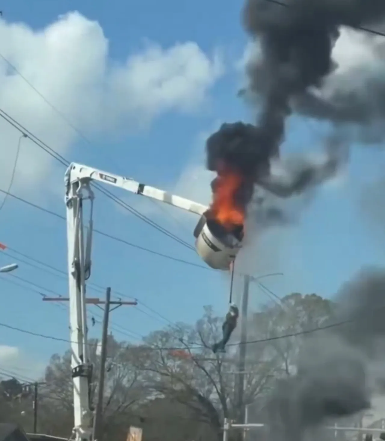 ABDde korku dolu anlar! Alevlerin arasında kalan kepçe operatörü ölümden döndü