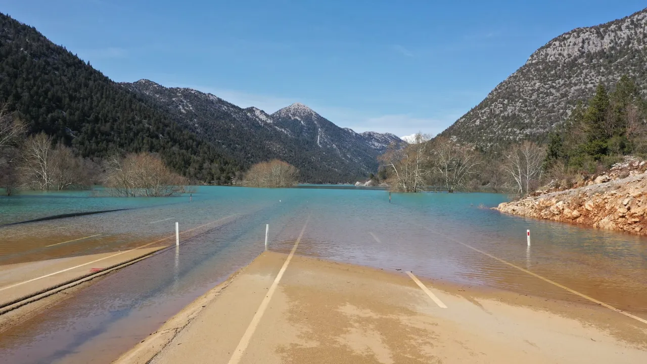 Antalya-Konya karayolunun 4 kilometrelik kısmı sular altında! Dron görüntüsü ortaya çıkardı