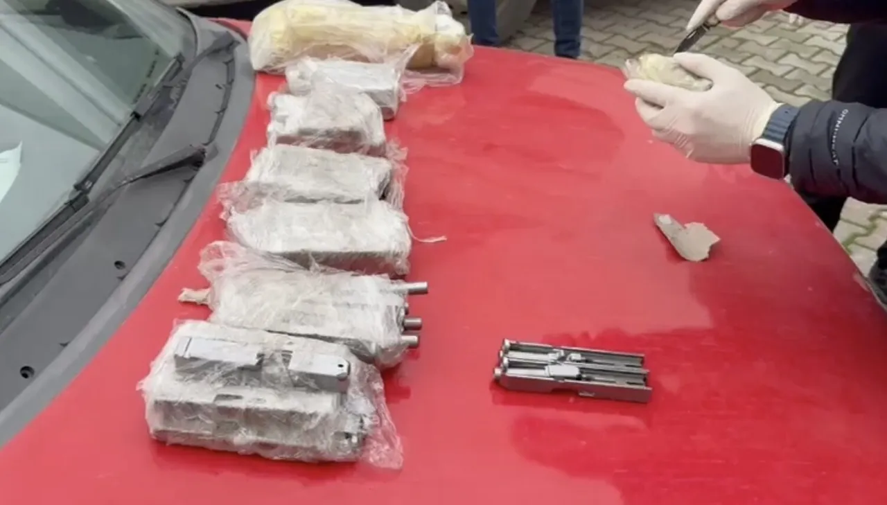 Araba değil cephanelik! Bin 460 adet silah parçası ele geçirildi