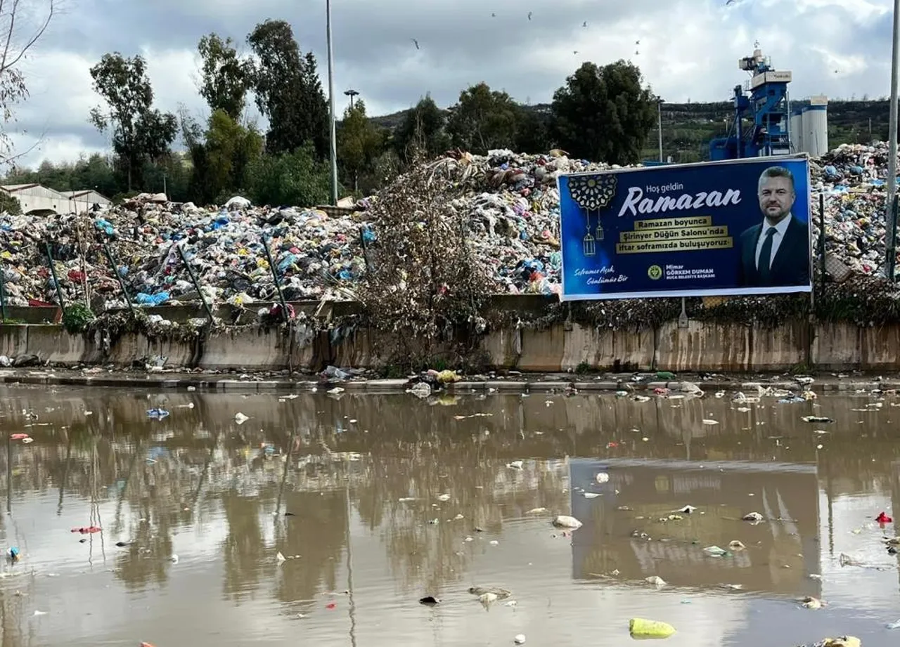 Çöp dağları arasında çalışan işçiler isyan etti: “Nefes alamıyoruz!”