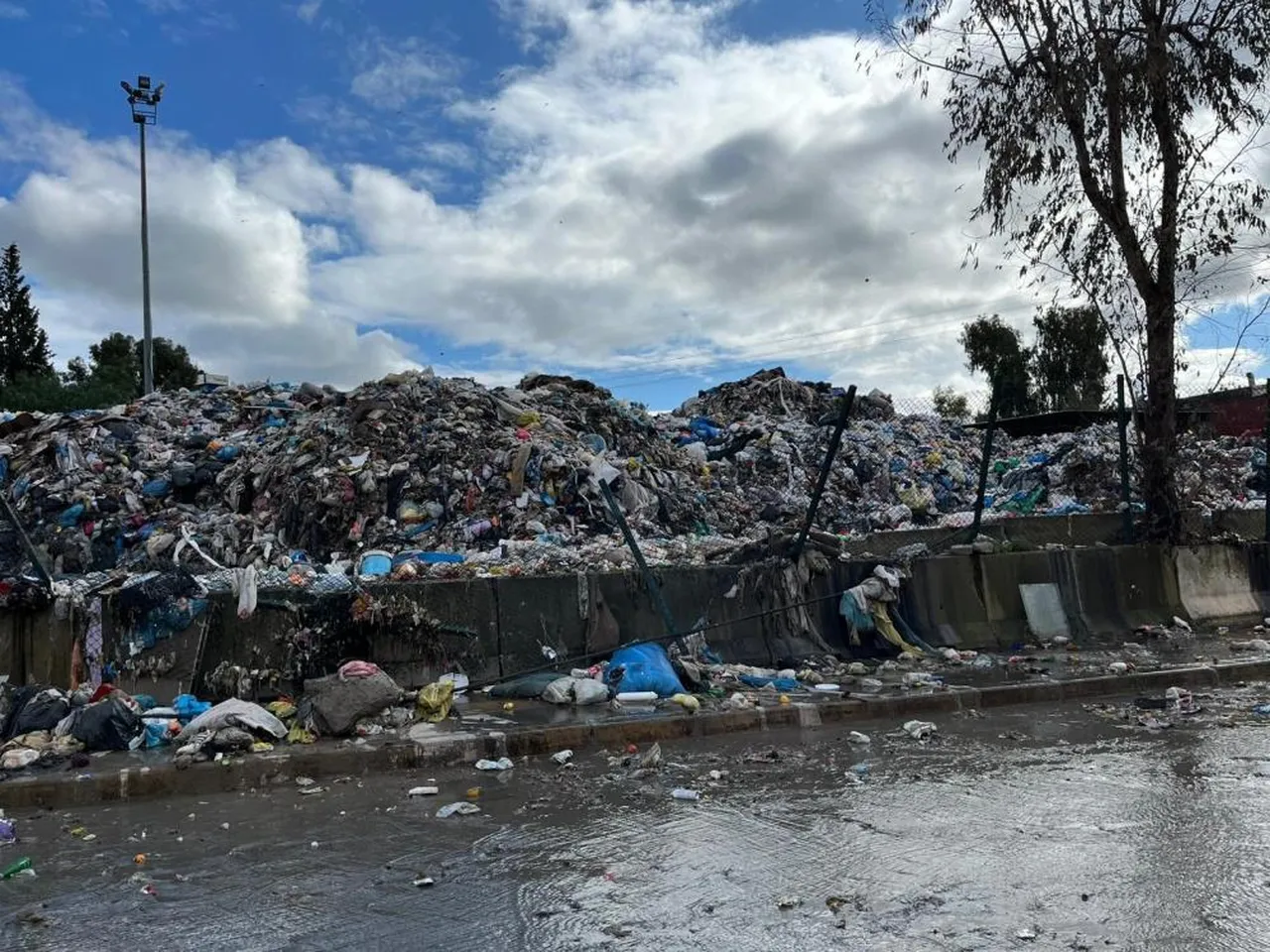 Çöp dağları arasında çalışan işçiler isyan etti: “Nefes alamıyoruz!”