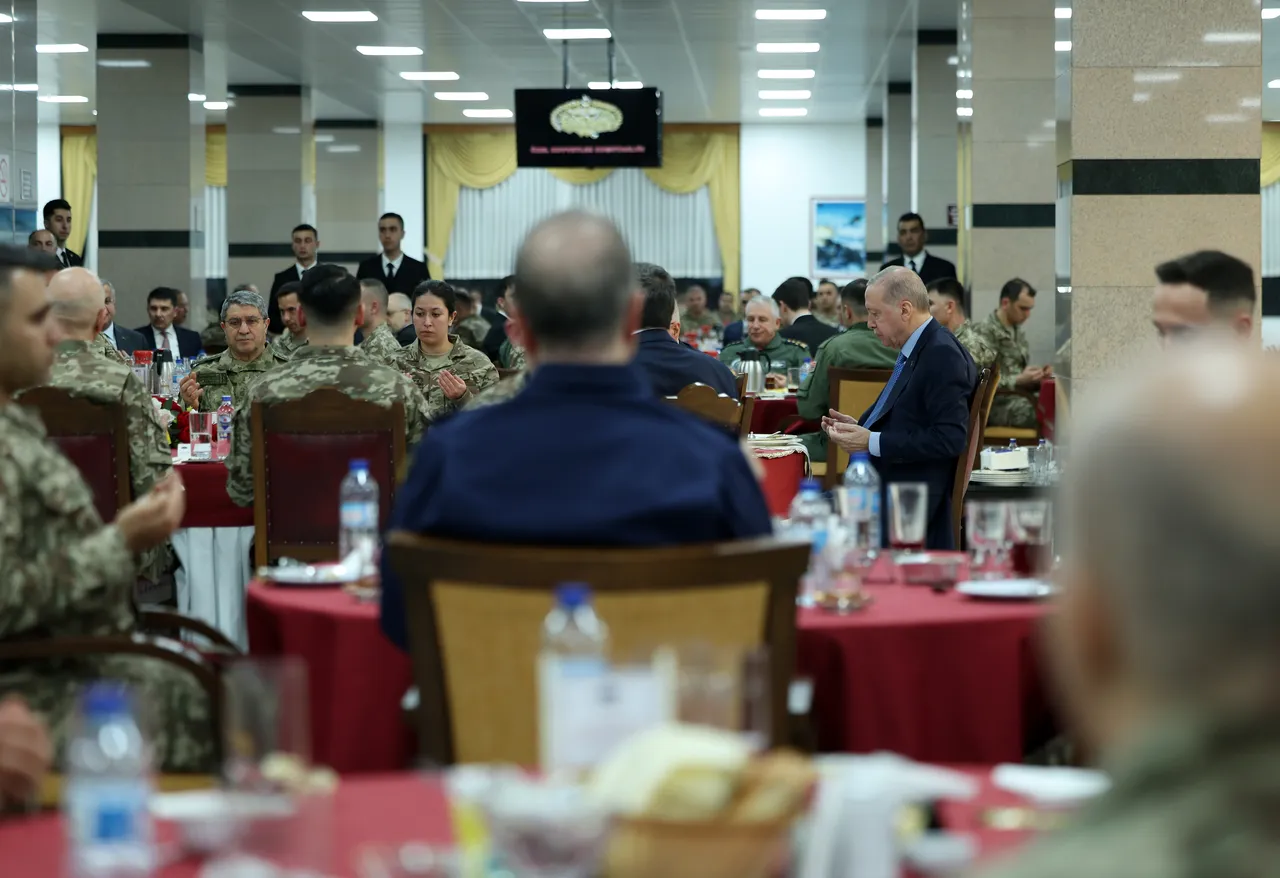 Cumhurbaşkanı Recep Tayyip Erdoğan, Özel Harekat Komutanlığı'nda Mehmetçikle iftar programında bir araya geldi.