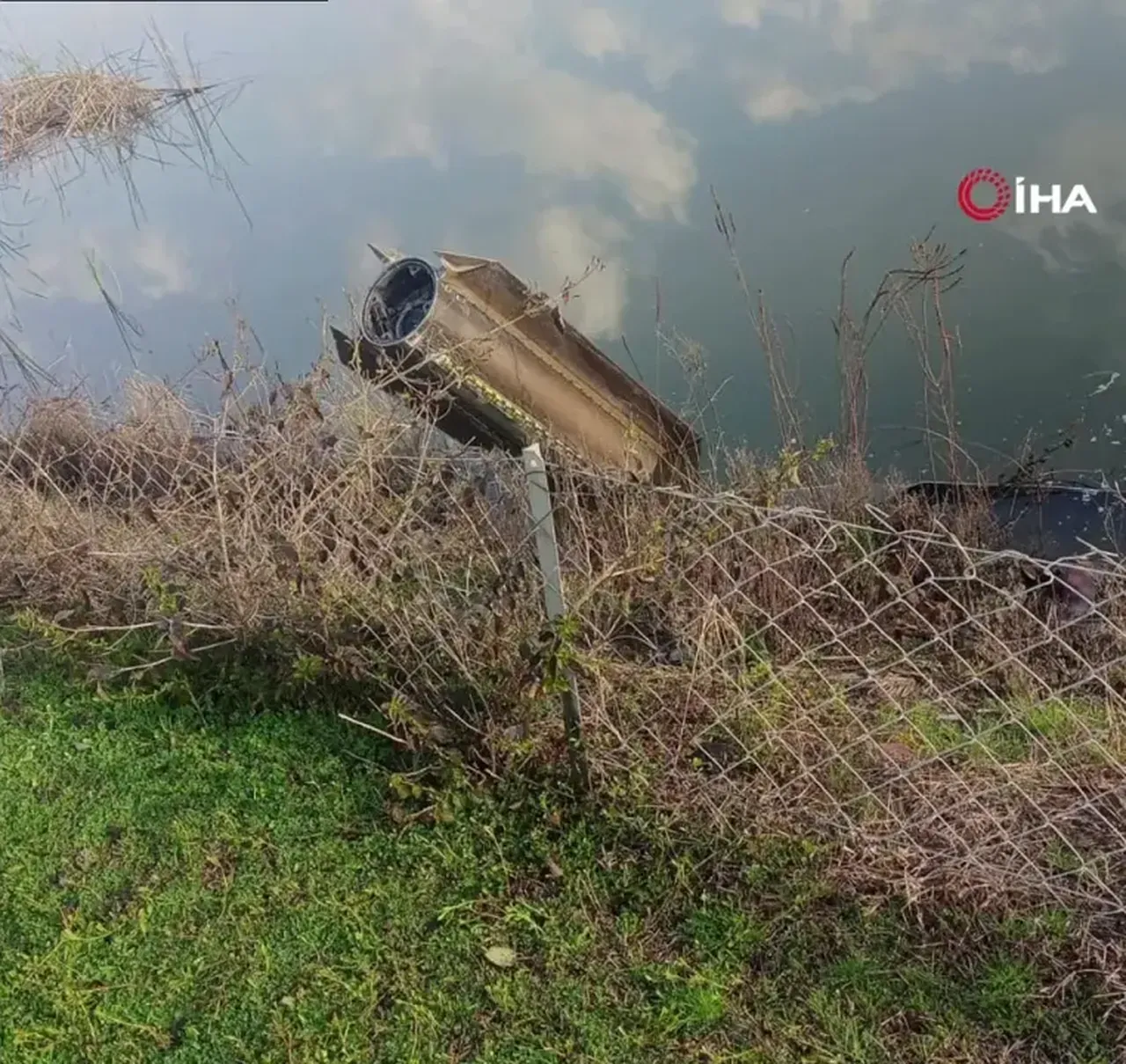Milli Savunma Bakanlığı, İran’dan ateşlenen ve Türk hava sahasına yönelen bir balistik mühimmatın, NATO savunma unsurları tarafından Doğu Akdeniz üzerinde etkisiz hale getirildiğini duyurdu. Hatay’a düşen parçaların, imha sürecindeki önleme mühimmatına ait olduğu açıklandı.