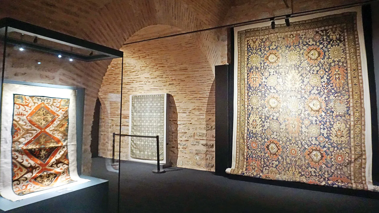 Dört asırlık eşsiz dokumalar sergileniyor! Azerbaycan’dan saray halıları geldi