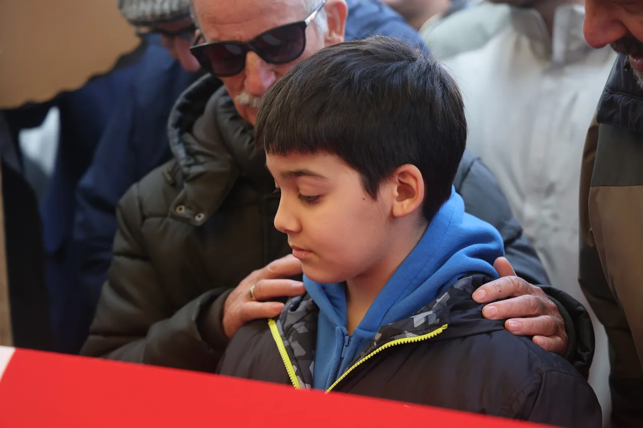 Fatma Nur öğretmenin cenazesinde yürek dağlayan kare! Oğlu tabutu başından ayrılmadı