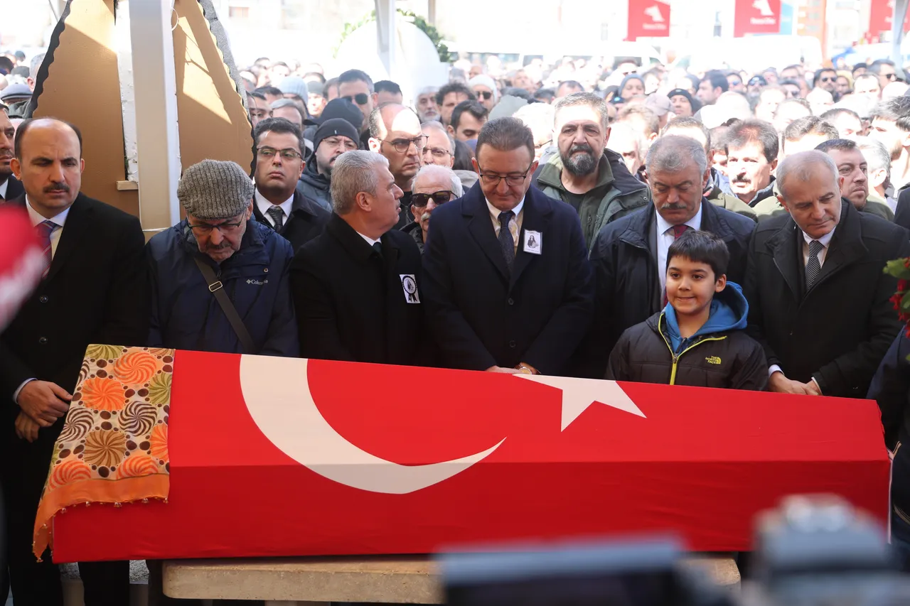 Fatma Nur öğretmenin cenazesinde yürek dağlayan kare! Oğlu tabutu başından ayrılmadı