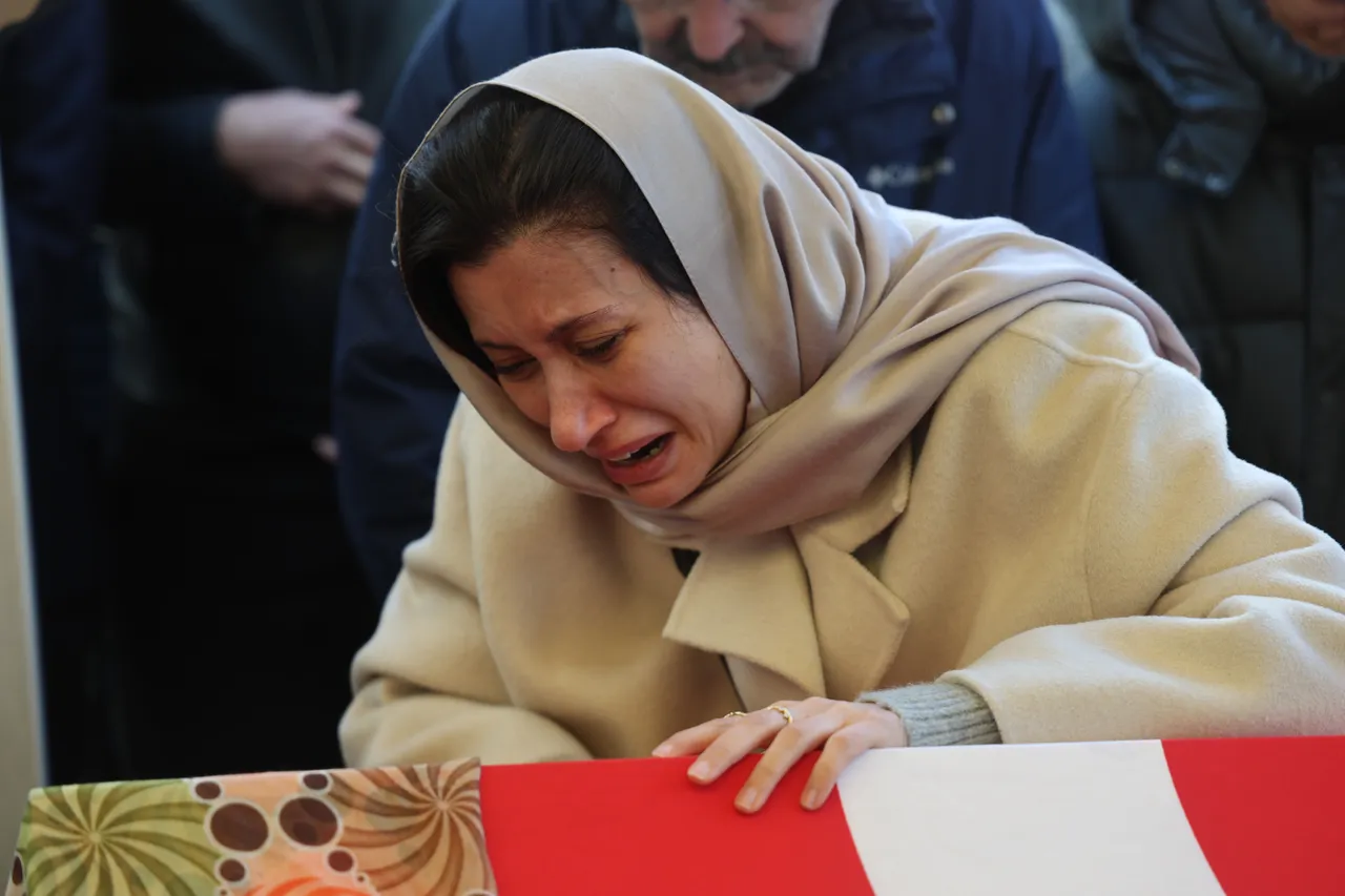 Fatma Nur öğretmenin cenazesinde yürek dağlayan kare! Oğlu tabutu başından ayrılmadı