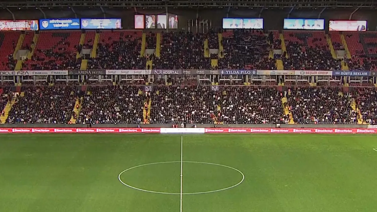Gaziantep FK - Fenerbahçe maçının başlangıcı ertelendi: Teknik arıza çıktı