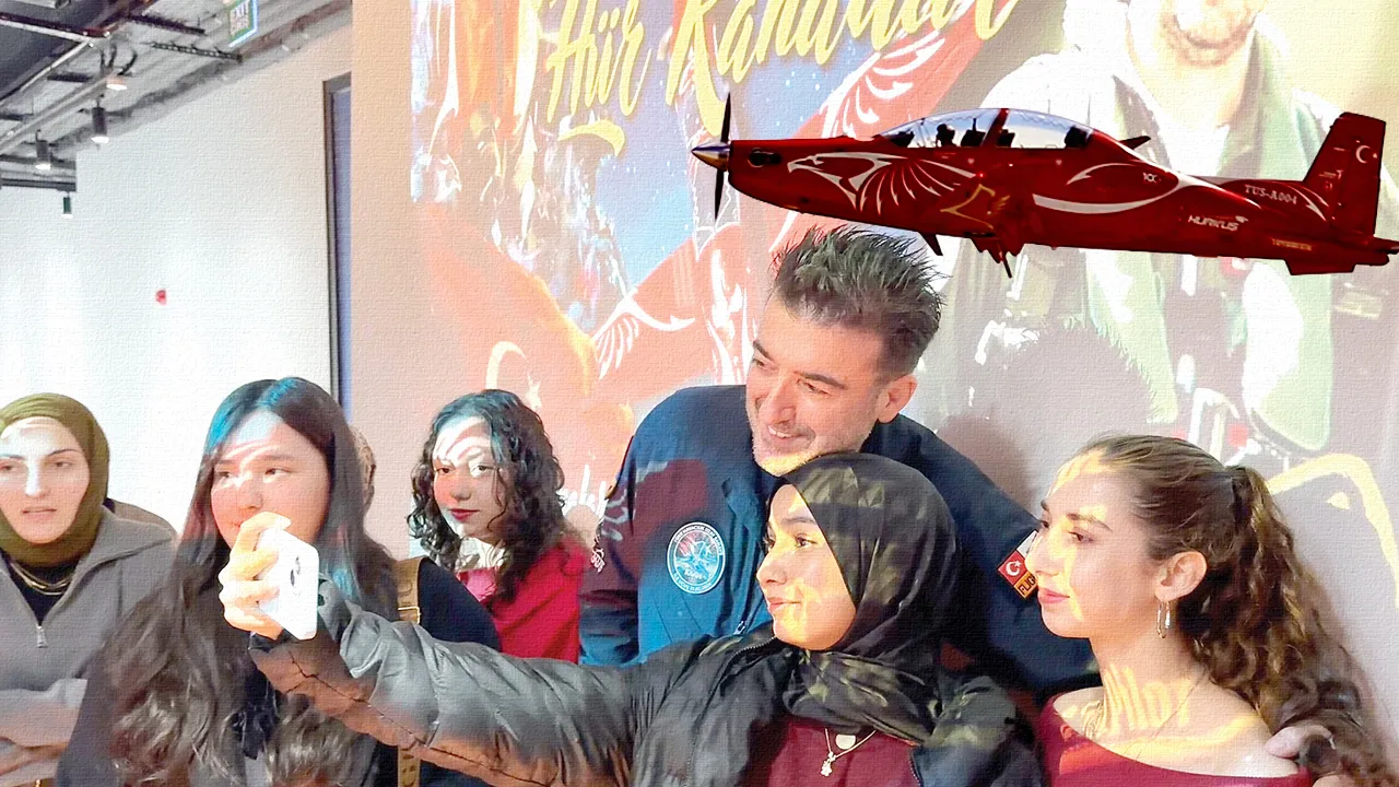 HÜRKUŞ pilotu 'Bilim Kafe'de öğrencilerle buluştu: Köklerinizi takip edin, göklere yükselirsiniz