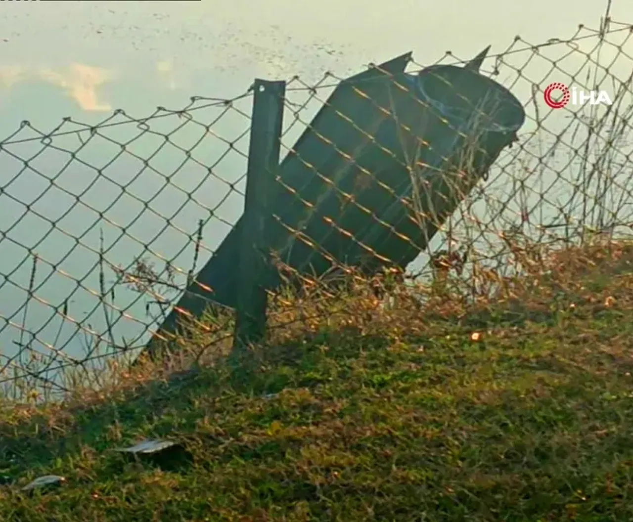 Önleme yapan hava savunma mühimmatına ait parça.