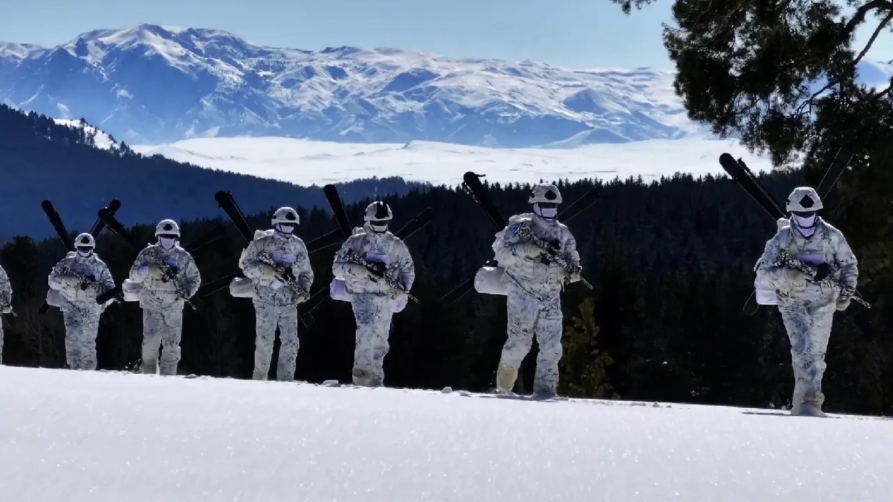 Komandolardan kar üstünde eğitim! MSB paylaştı