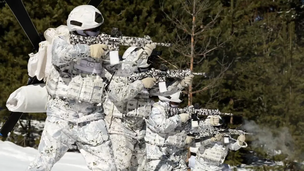 Komandolardan kar üstünde eğitim! MSB paylaştı