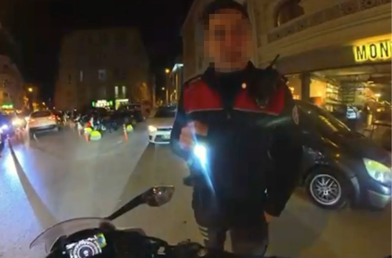 Kurye ile polis arasında komik ceza diyaloğu! Kaçarsanız yakalarım