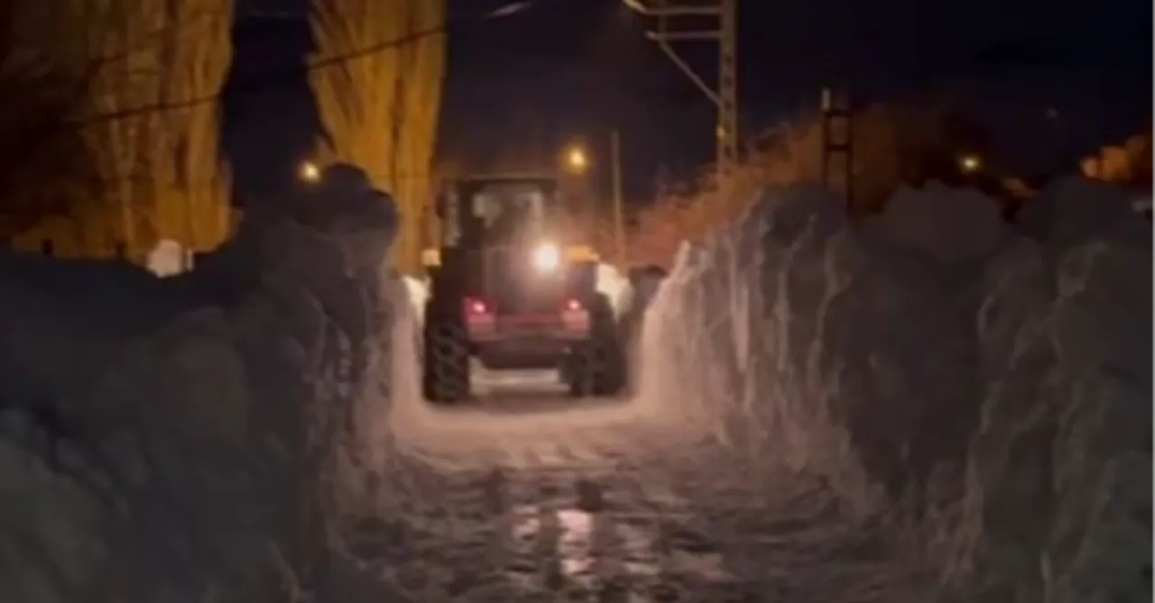 Sivas'ta kar kalınlığı iş makinesinin boyunu geçti!