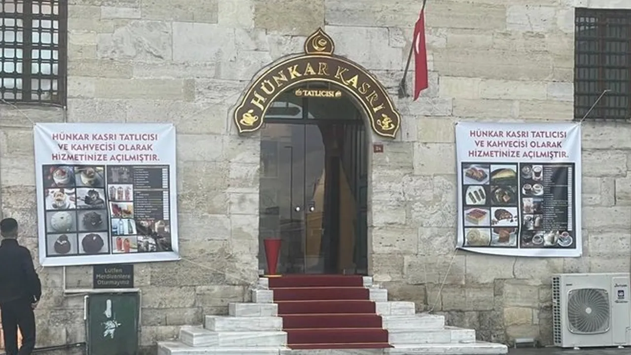 Tepkilerin ardından tabela kaldırıldı! Hünkâr Kasrı'ndaki tatlıcıya çekidüzen