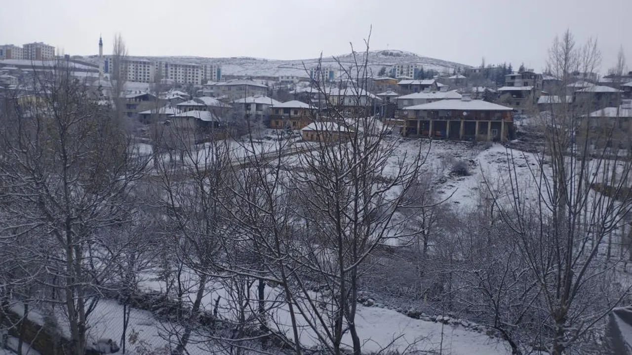 Türkiye'nin en sıcak ilinde kar sürprizi! Sabaha beyaz örtüyle uyandılar