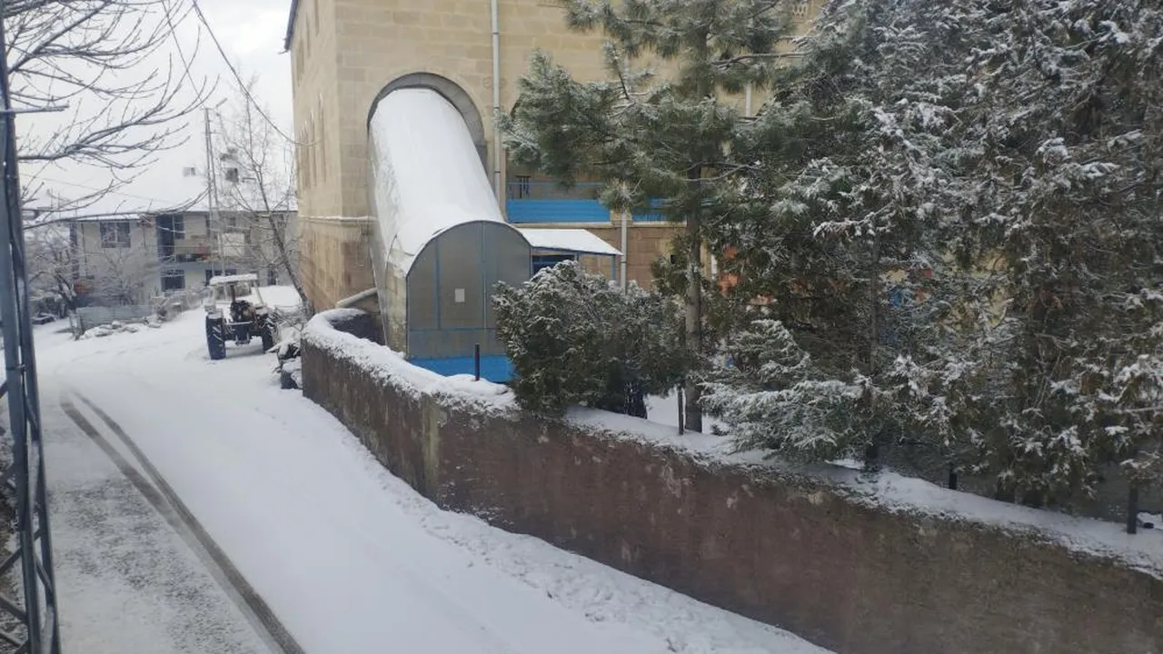 Yağan karla, ilçe merkezi beyaza büründü.