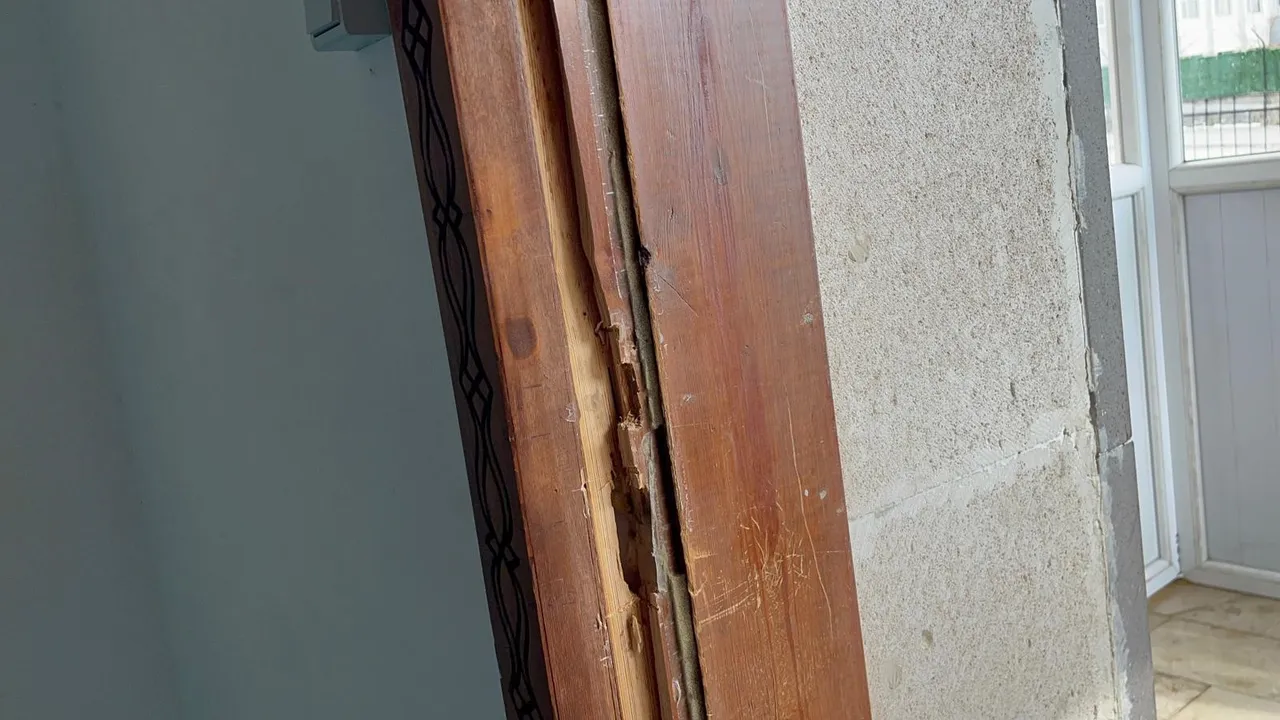 Camide çirkin saldırı! Kapıyı duvarı kırıp, halıda sigara söndürdüler