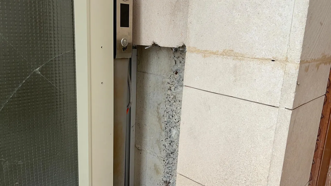 Camide çirkin saldırı! Kapıyı duvarı kırıp, halıda sigara söndürdüler