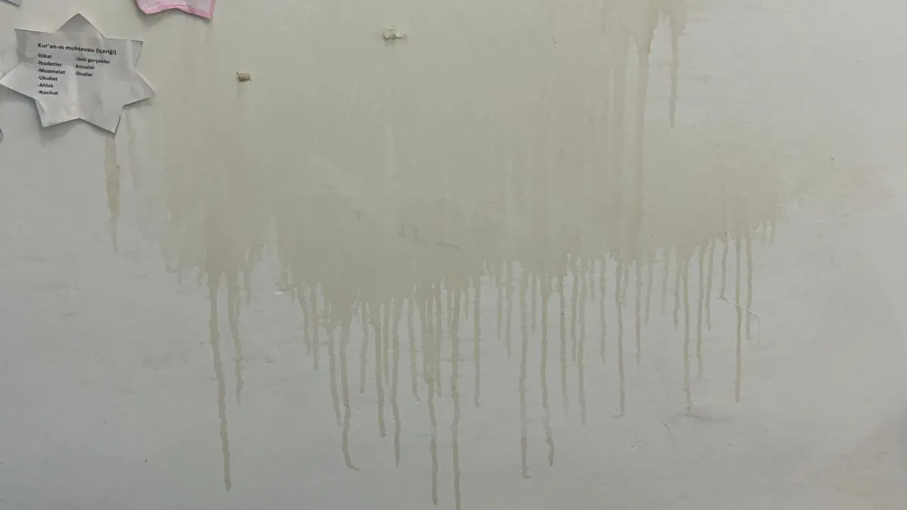 Camide çirkin saldırı! Kapıyı duvarı kırıp, halıda sigara söndürdüler