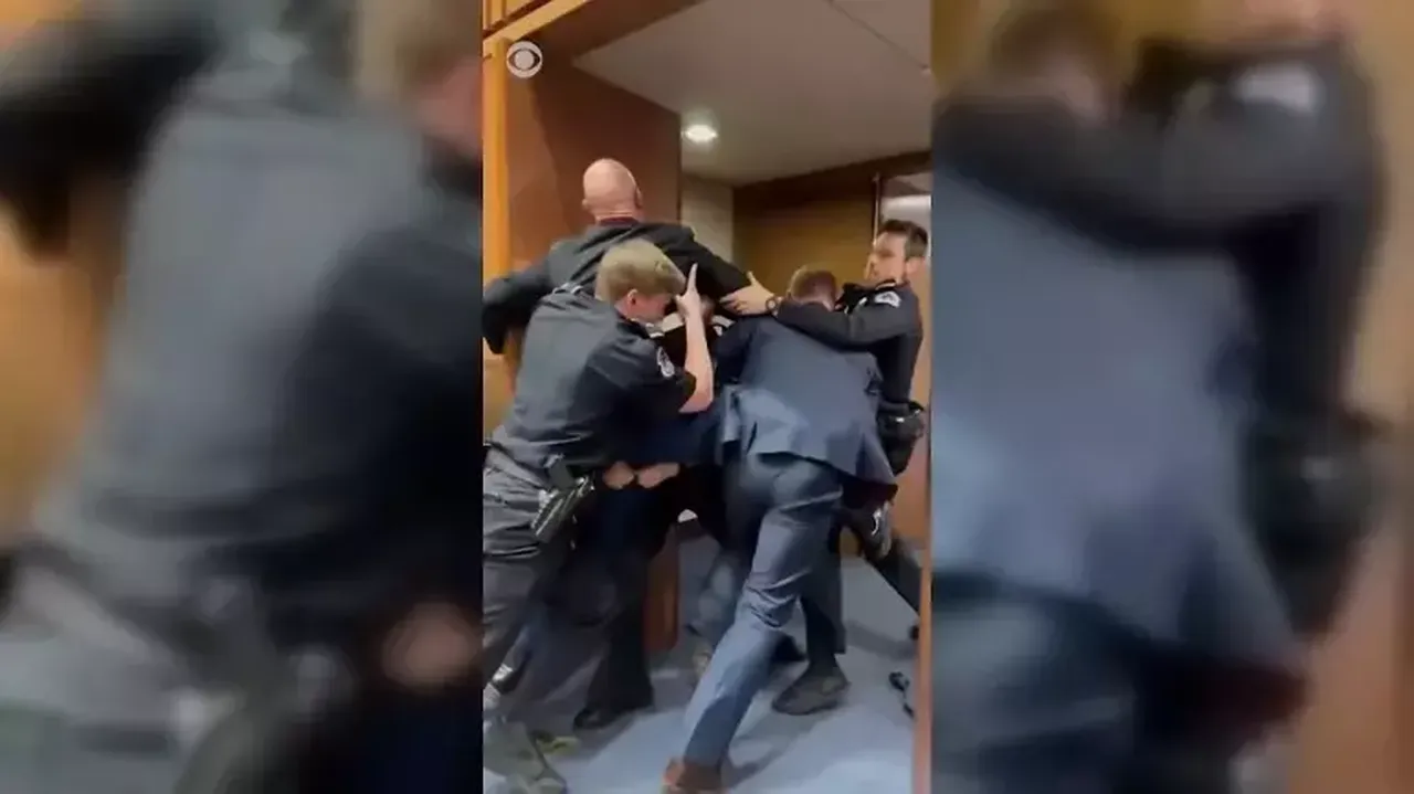 Dünya bu protestoyu konuşuyor! 'Kimse İsrail için savaşmak istemiyor' diyerek kongreyi bastı: Yaka paça dışarı atıldı