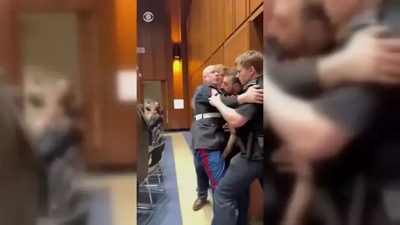 Dünya bu protestoyu konuşuyor! 'Kimse İsrail için savaşmak istemiyor' diyerek kongreyi bastı: Yaka paça dışarı atıldı