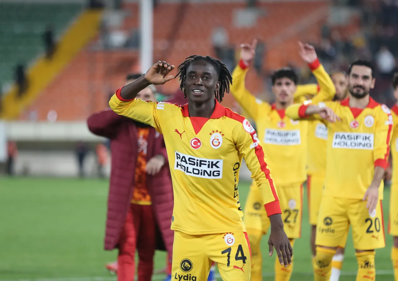 Galatasaray, Alanyaspor'u 2-1 yendiği maçta, satışa çıkan yeni formalarla sahaya çıkmıştı.