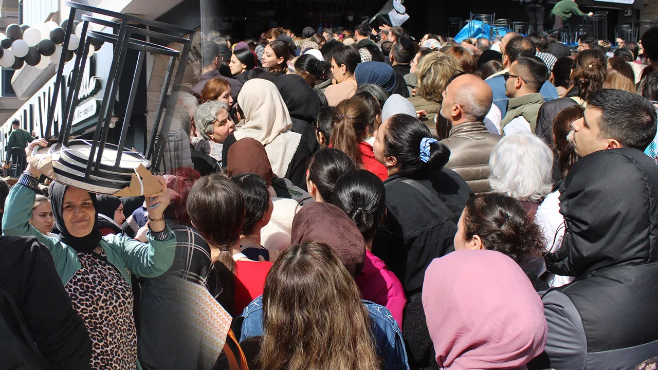 İndirime koşup birbirlerini ezdiler! İzdihamda bayılanlar hastanelik oldu