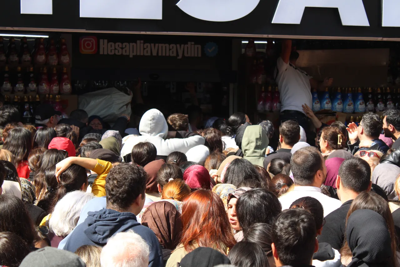 İndirime koşup birbirlerini ezdiler! İzdihamda bayılanlar hastanelik oldu